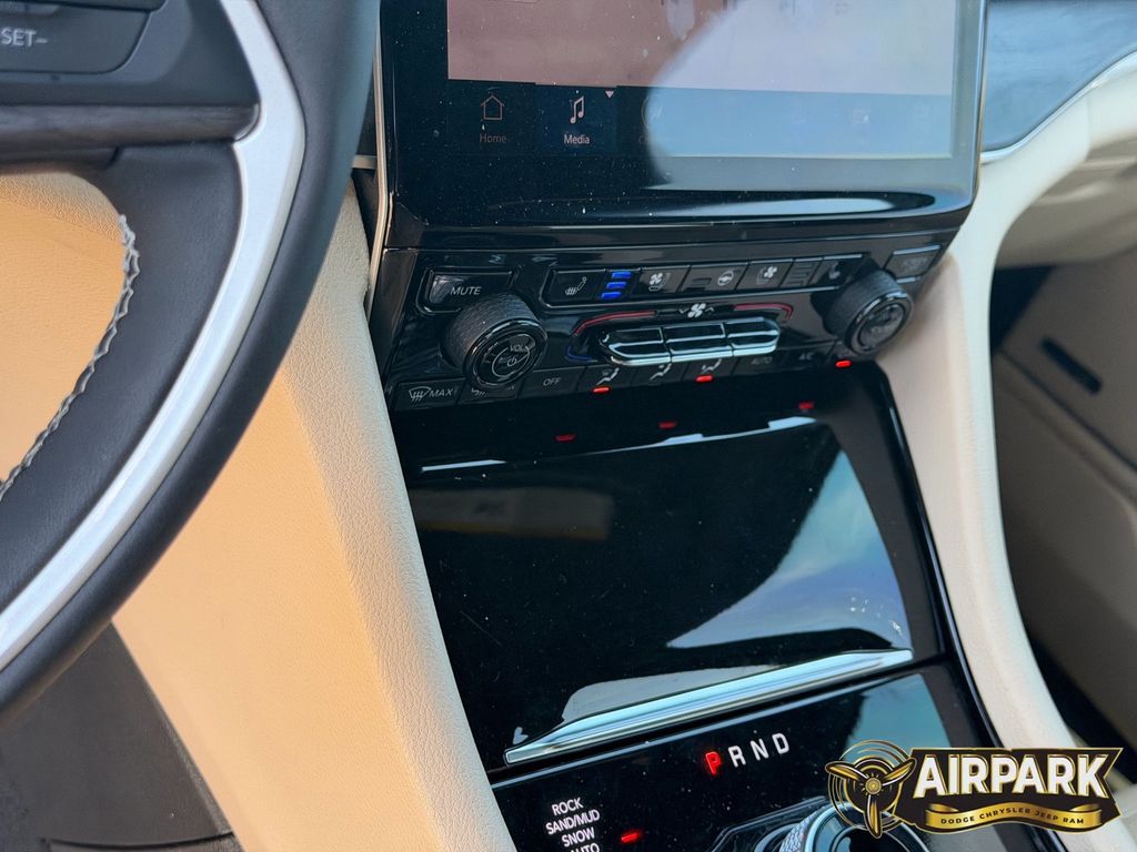 New 2023 Diamond Black Crystal Pearlcoat Jeep Base image 19