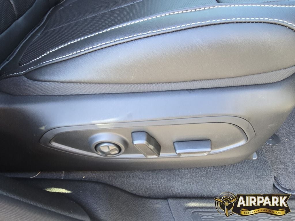 New 2025 Diamond Black Crystal Pearlcoat Jeep Limited image 13