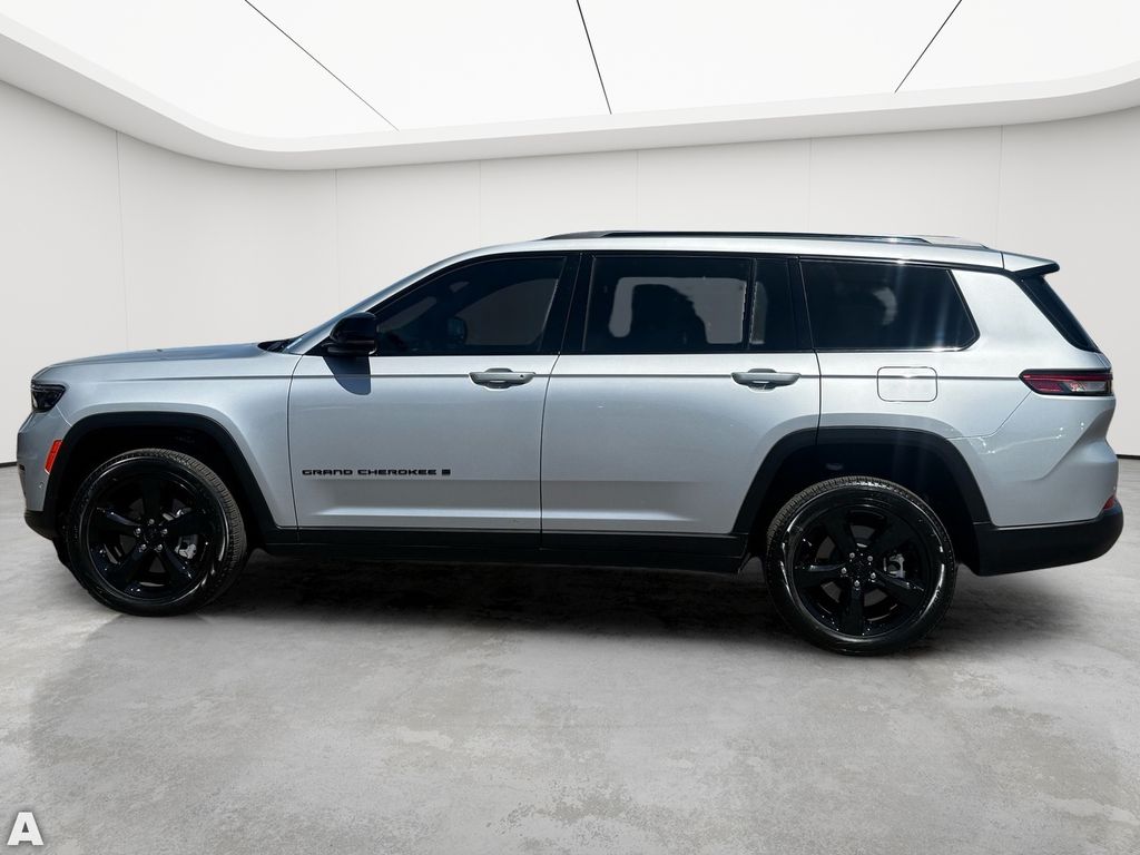 Used 2025 Silver Zynith Jeep Limited image 3