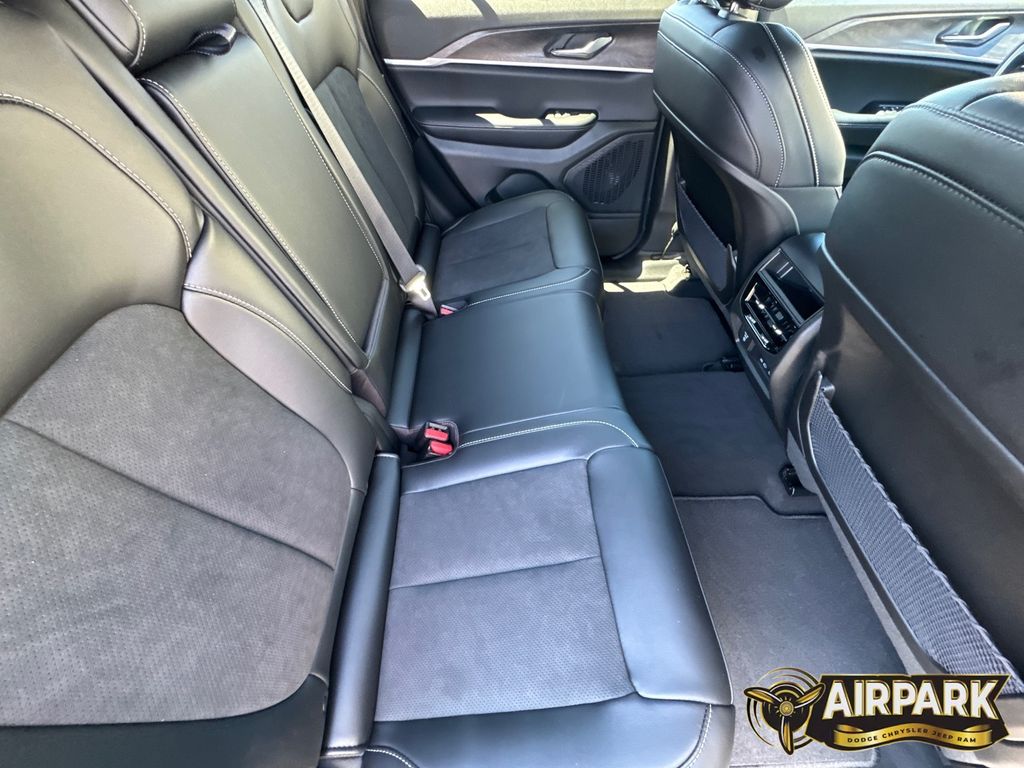 New 2026 Diamond Black Crystal Pearlcoat Jeep Laredo image 13