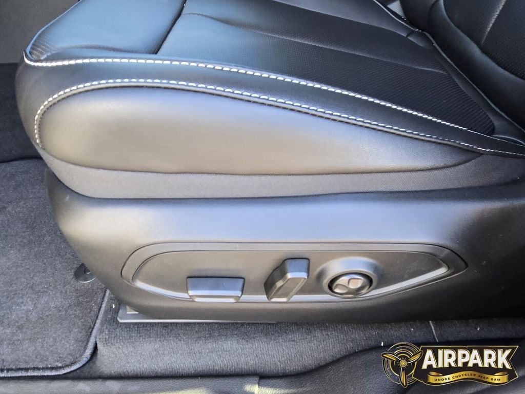 New 2025 Diamond Black Crystal Pearlcoat Jeep Limited image 17