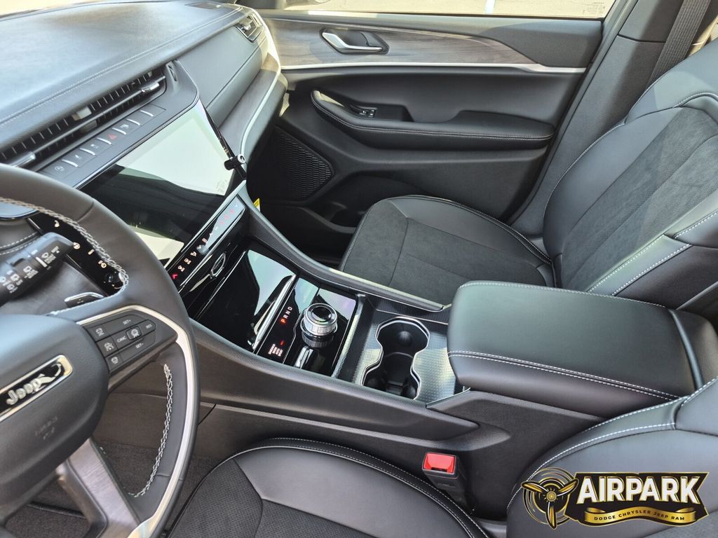 New 2026 Diamond Black Crystal Pearlcoat Jeep Laredo image 12