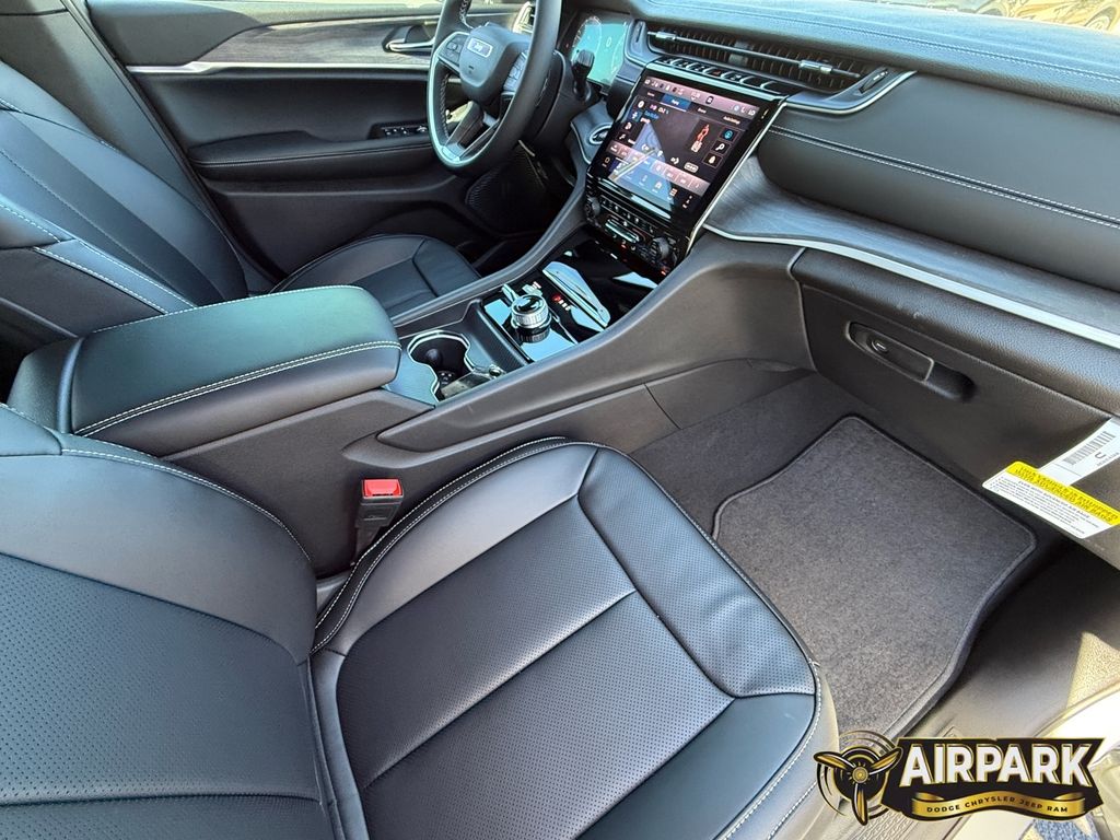 Used 2025 Silver Zynith Jeep Limited image 23