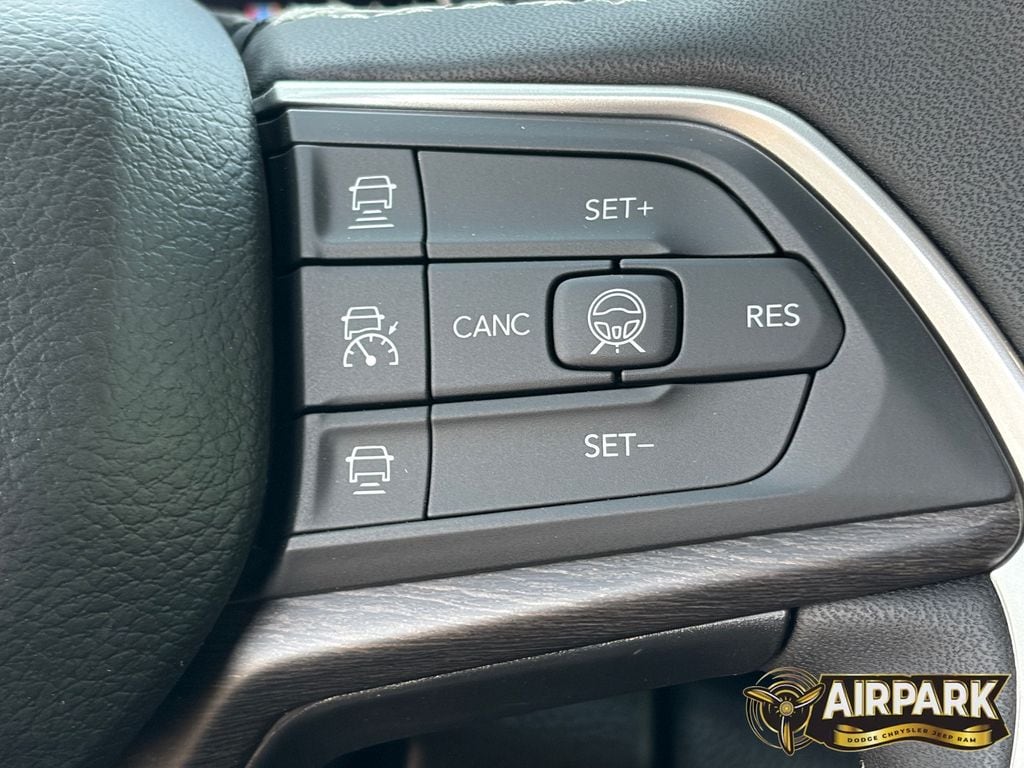 New 2026 Diamond Black Crystal Pearlcoat Jeep Laredo image 21