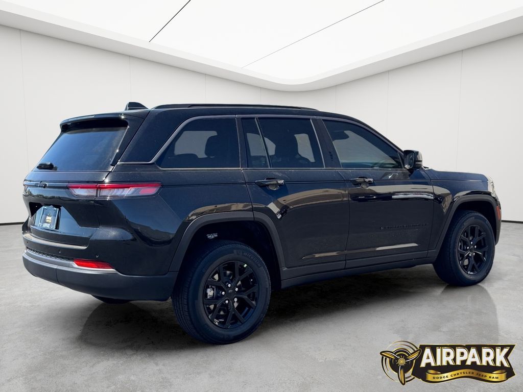 New 2026 Diamond Black Crystal Pearlcoat Jeep Laredo image 4