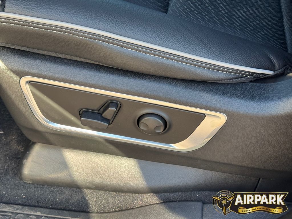 New 2026 Diamond Black Crystal Pearlcoat Ram Laramie image 16