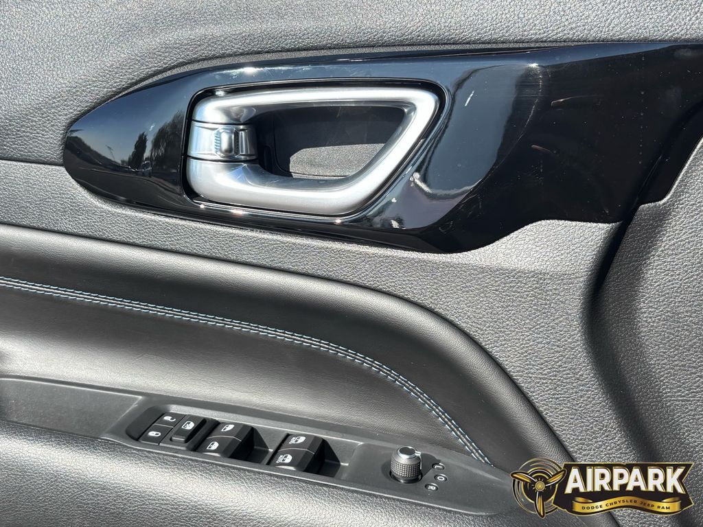 New 2026 Red Hot Pearlcoat Jeep Latitude image 17