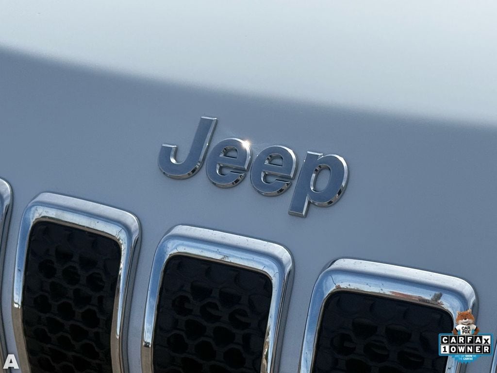 Used 2022 Bright White Clearcoat Jeep Latitude Lux image 32