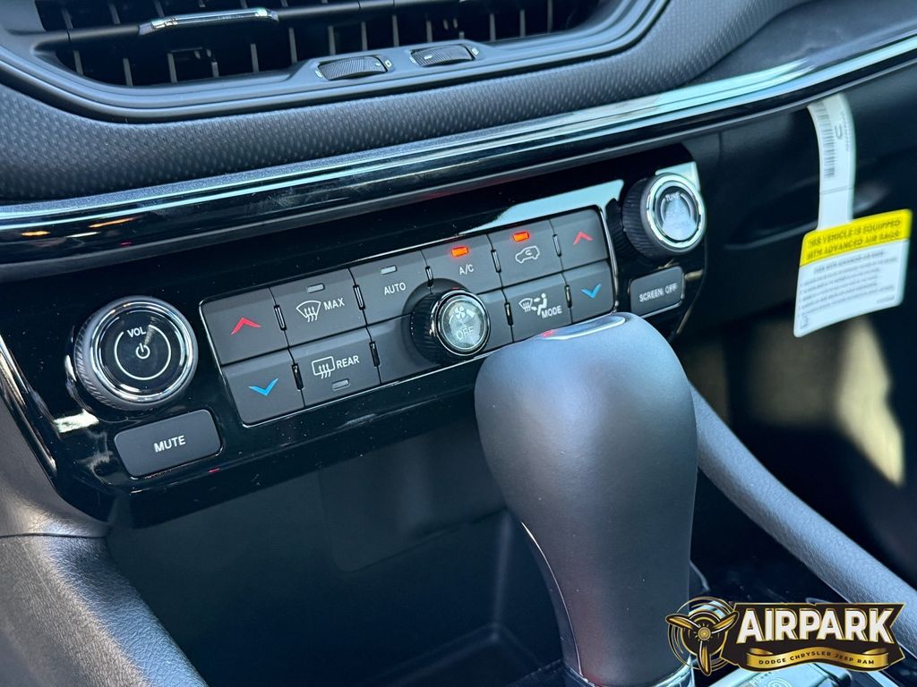 New 2026 Diamond Black Crystal Pearlcoat Jeep Latitude image 18