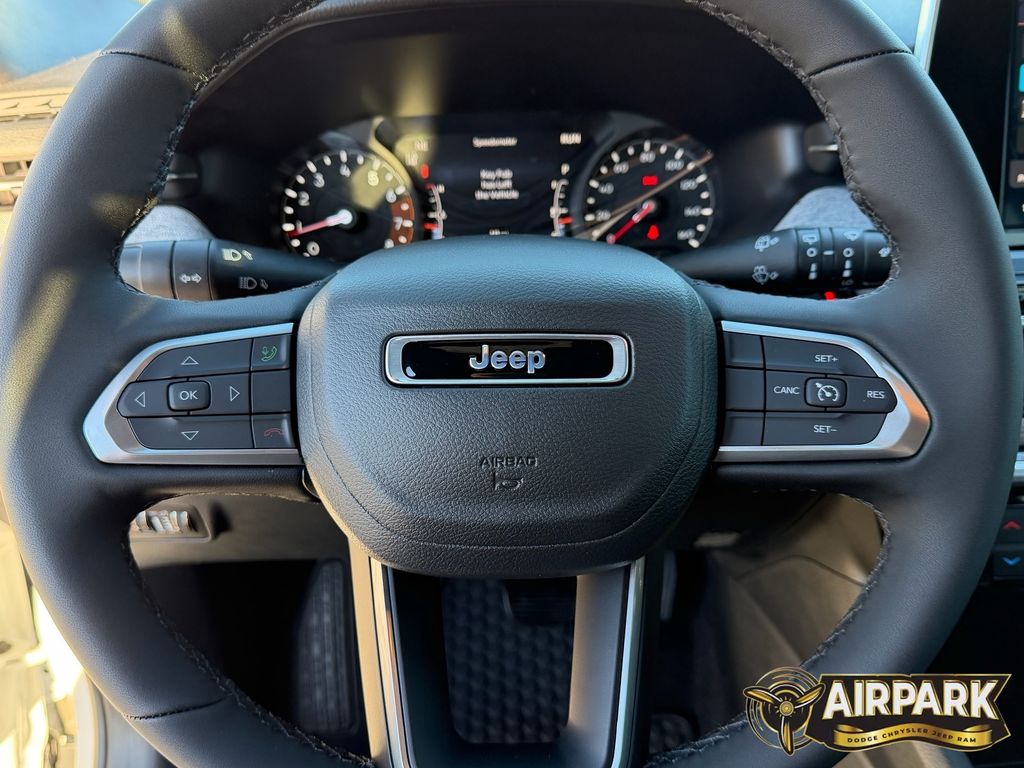 New 2026 Diamond Black Crystal Pearlcoat Jeep Latitude image 24