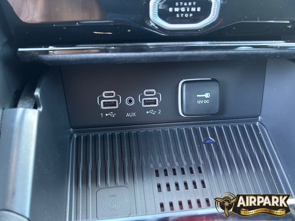 New 2026 Diamond Black Crystal Pearlcoat Jeep Laredo image 26