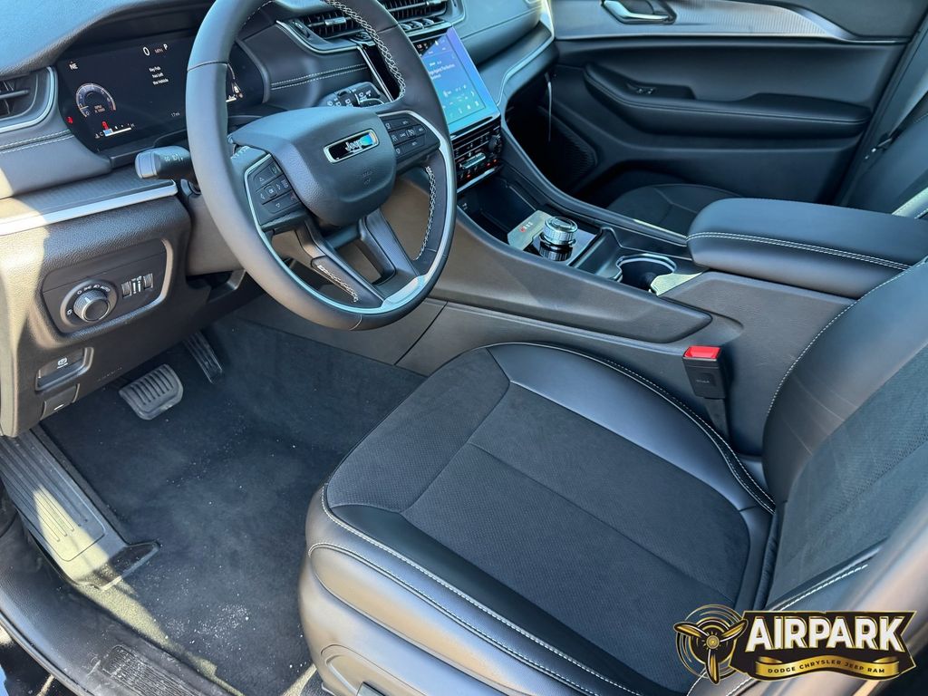 New 2025 Diamond Black Crystal Pearlcoat Jeep Laredo image 16