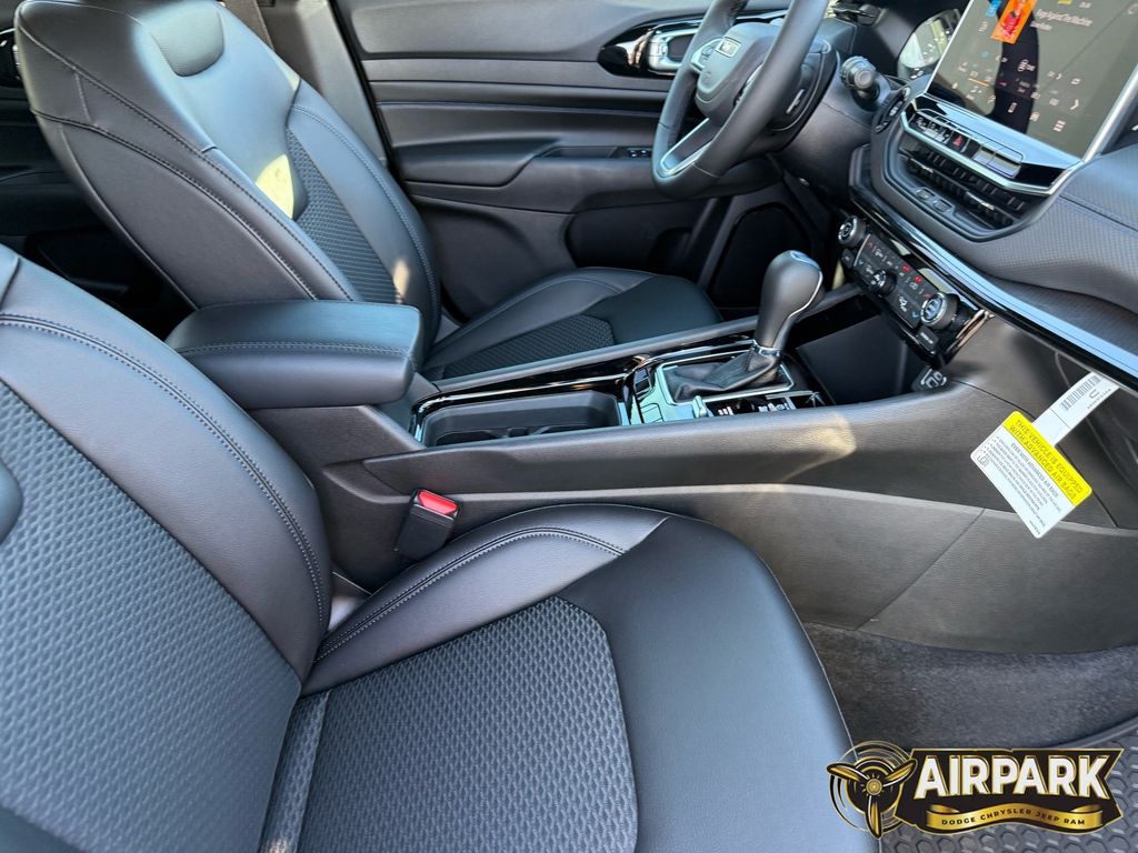 New 2026 Diamond Black Crystal Pearlcoat Jeep Latitude image 25