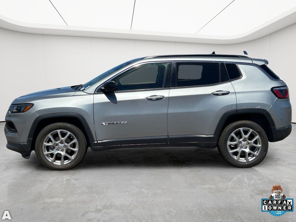 Used 2022 Billet Silver Metallic Clearcoat Jeep Latitude Lux image 3