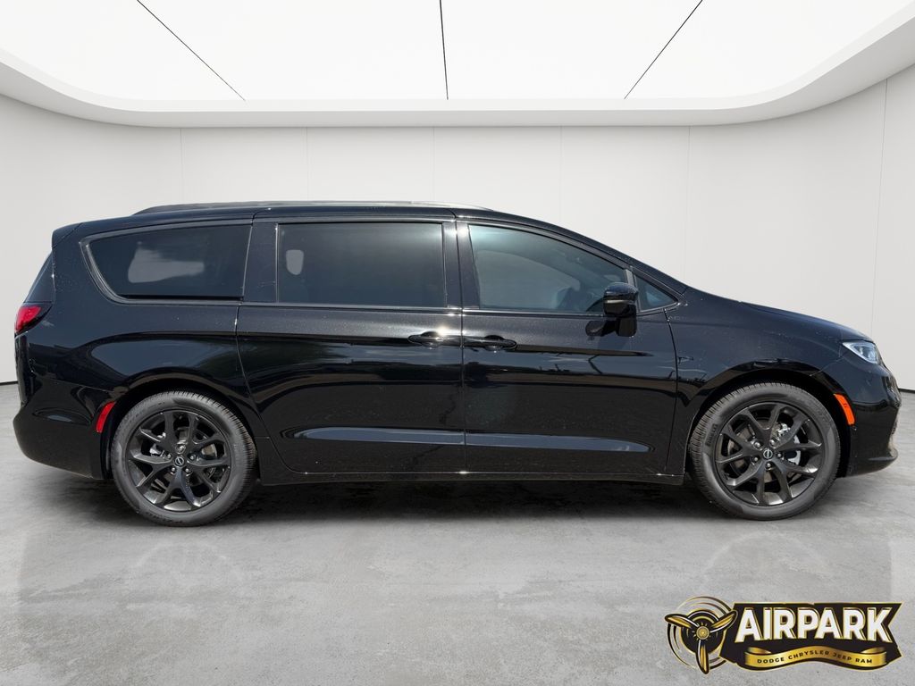 New 2026 Diamond Black Crystal Pearlcoat Chrysler Limited image 3