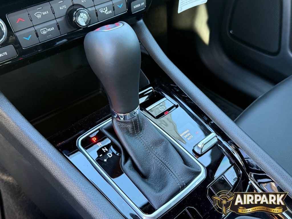 New 2026 Diamond Black Crystal Pearlcoat Jeep Latitude image 21