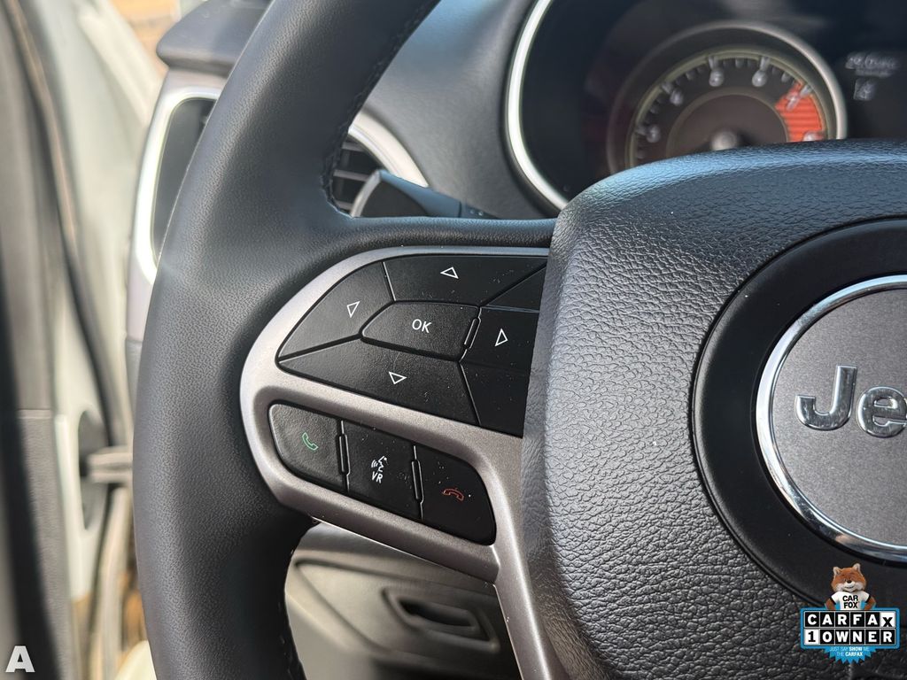 Used 2022 Bright White Clearcoat Jeep Latitude Lux image 16