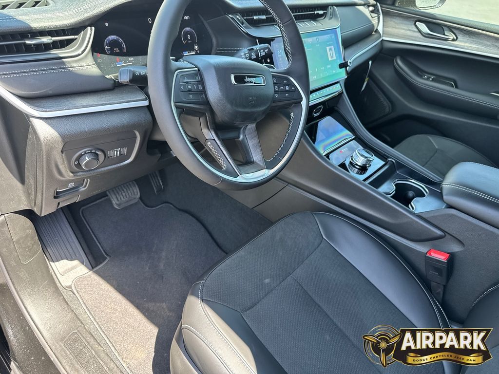 New 2026 Diamond Black Crystal Pearlcoat Jeep Laredo image 16