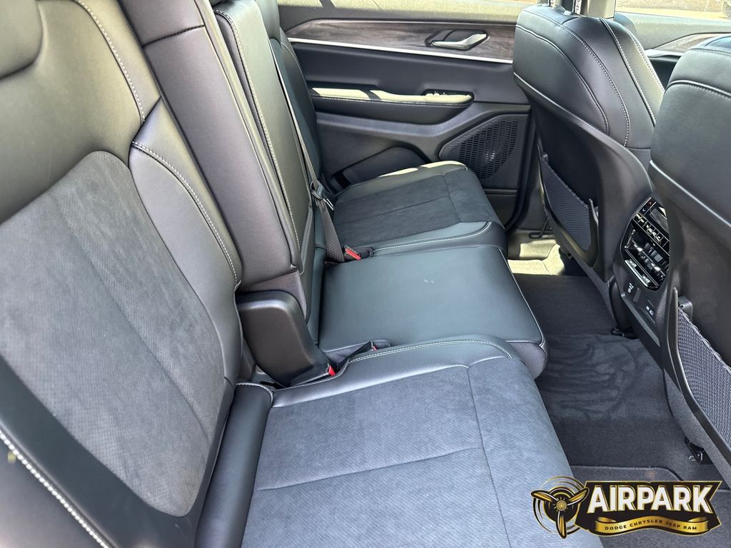 New 2026 Diamond Black Crystal Pearlcoat Jeep Laredo image 12