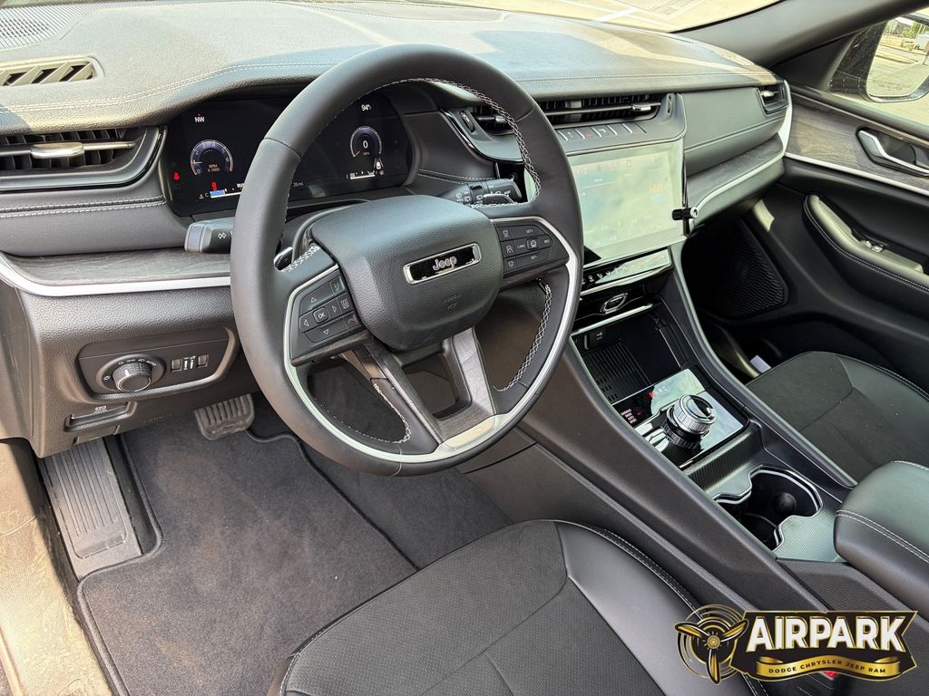 New 2026 Diamond Black Crystal Pearlcoat Jeep Laredo image 16