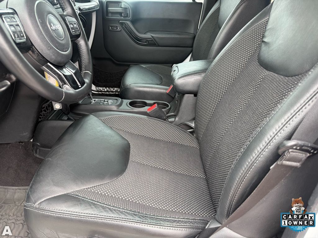 Used 2016 Bright White Clearcoat Jeep Unlimited Sahara image 12