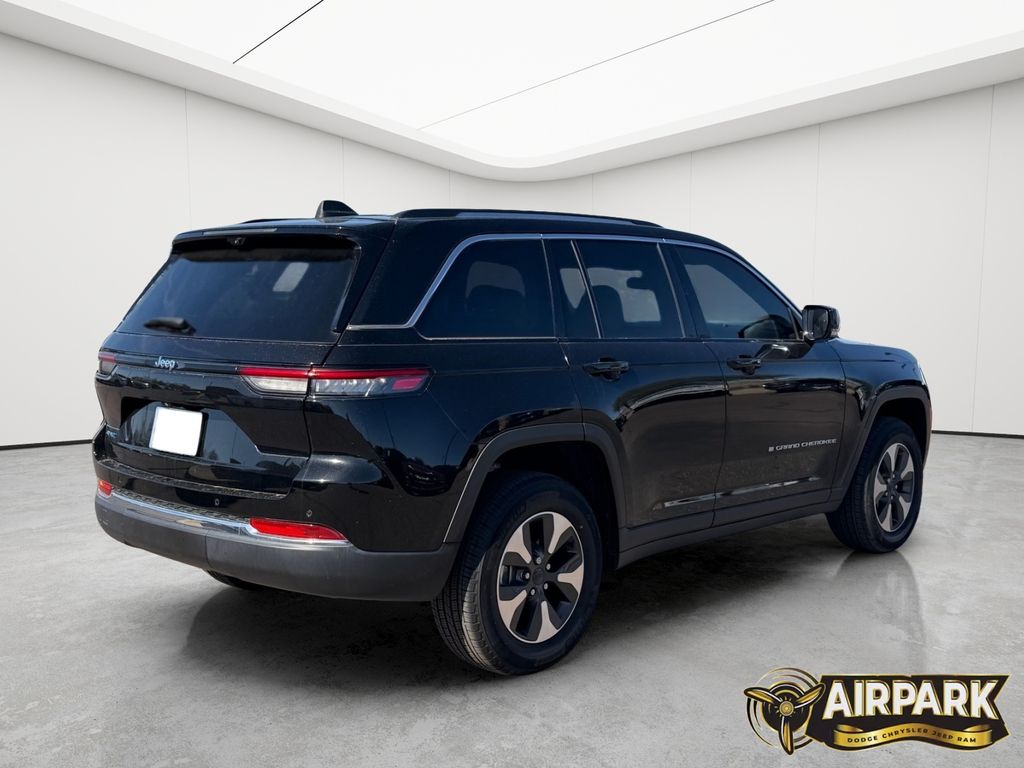 New 2023 Diamond Black Crystal Pearlcoat Jeep Base image 4