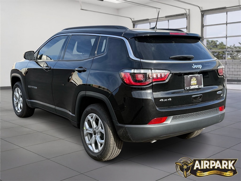 New 2026 Diamond Black Crystal Pearlcoat Jeep Latitude image 7