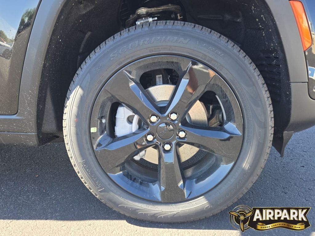 New 2025 Diamond Black Crystal Pearlcoat Jeep Limited image 9