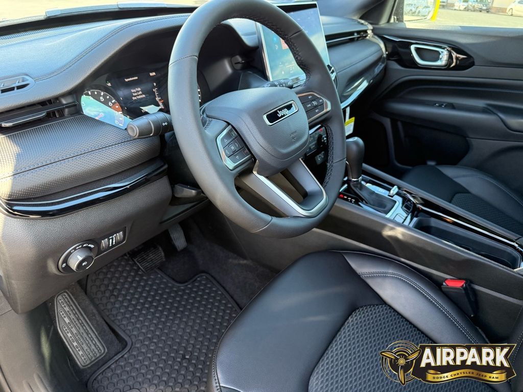 New 2026 Diamond Black Crystal Pearlcoat Jeep Latitude image 13