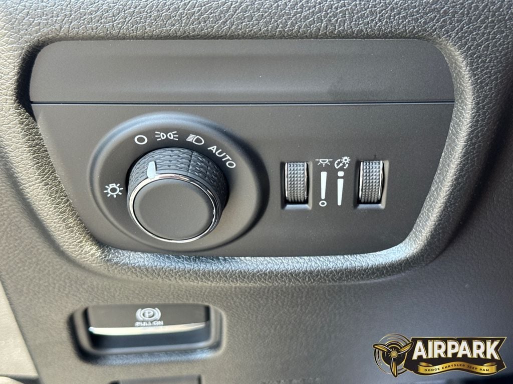 New 2026 Diamond Black Crystal Pearlcoat Jeep Laredo image 26