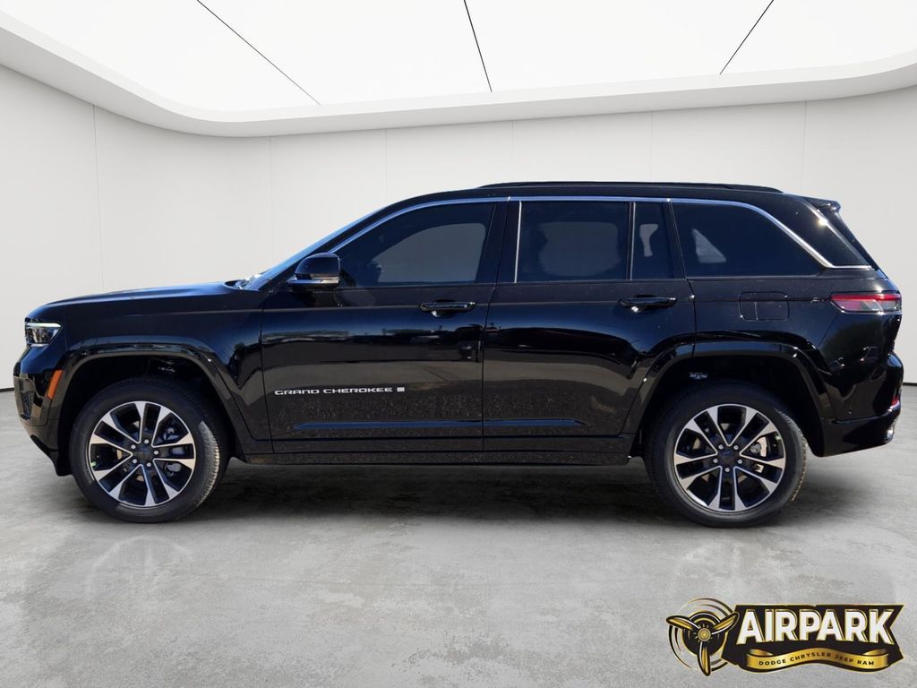 New 2025 Diamond Black Crystal Pearlcoat Jeep Overland image 7