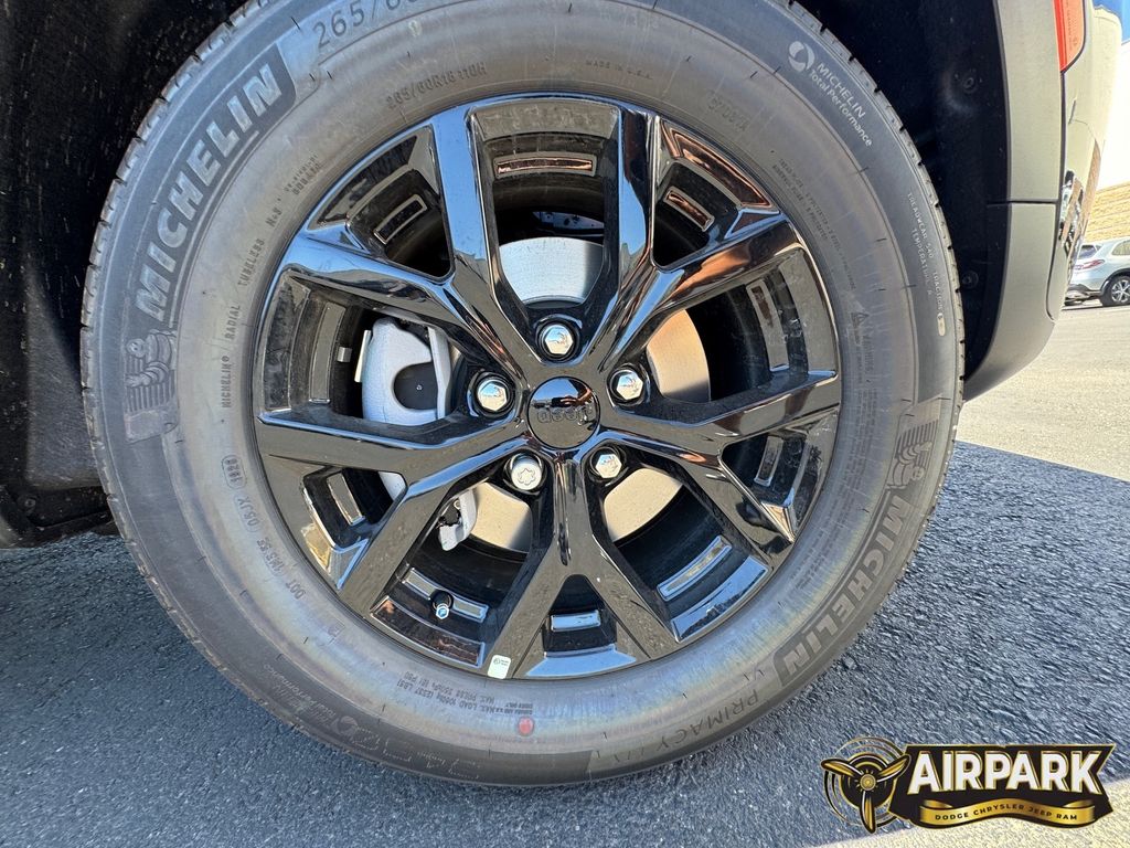 New 2026 Diamond Black Crystal Pearlcoat Jeep Laredo image 9