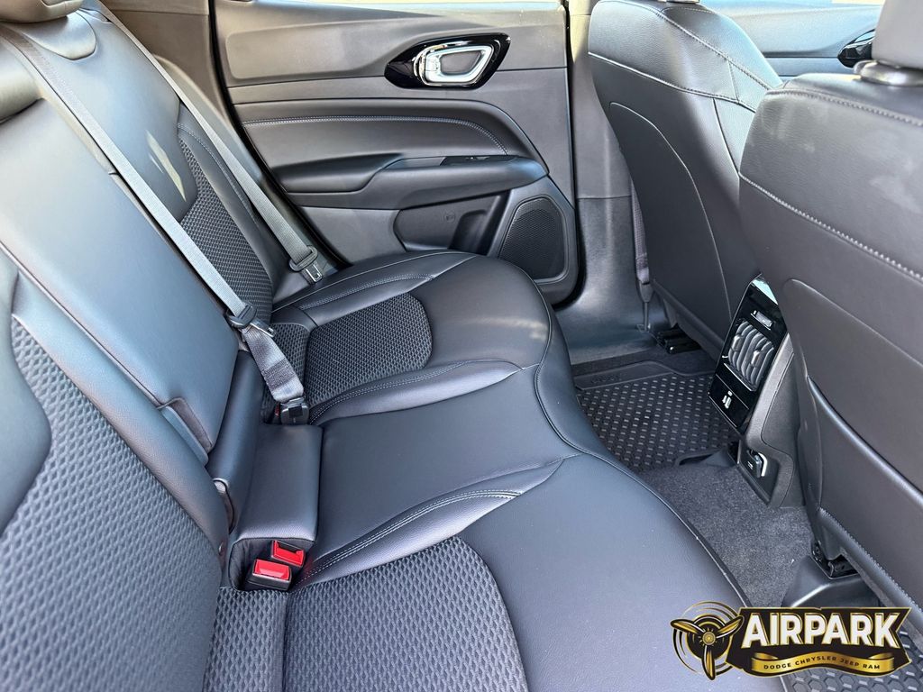 New 2026 Diamond Black Crystal Pearlcoat Jeep Latitude image 25