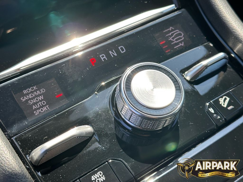 New 2025 Baltic Gray Jeep Overland image 19