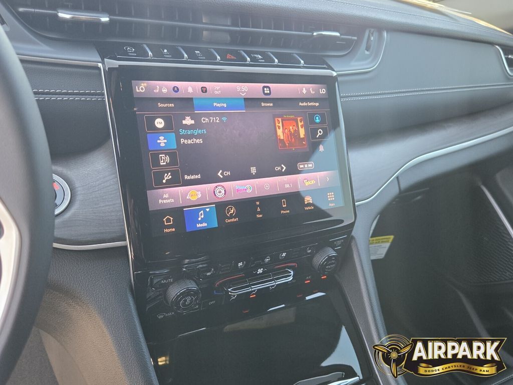 New 2025 Diamond Black Crystal Pearlcoat Jeep Limited image 19