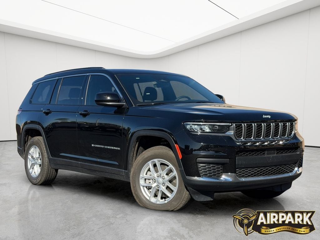 New 2025 Diamond Black Crystal Pearlcoat Jeep Laredo image 2