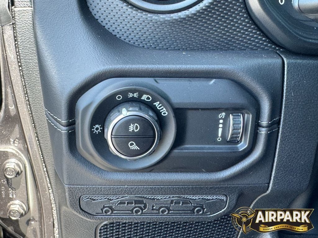 New 2025 Granite Crystal Jeep Rubicon image 23