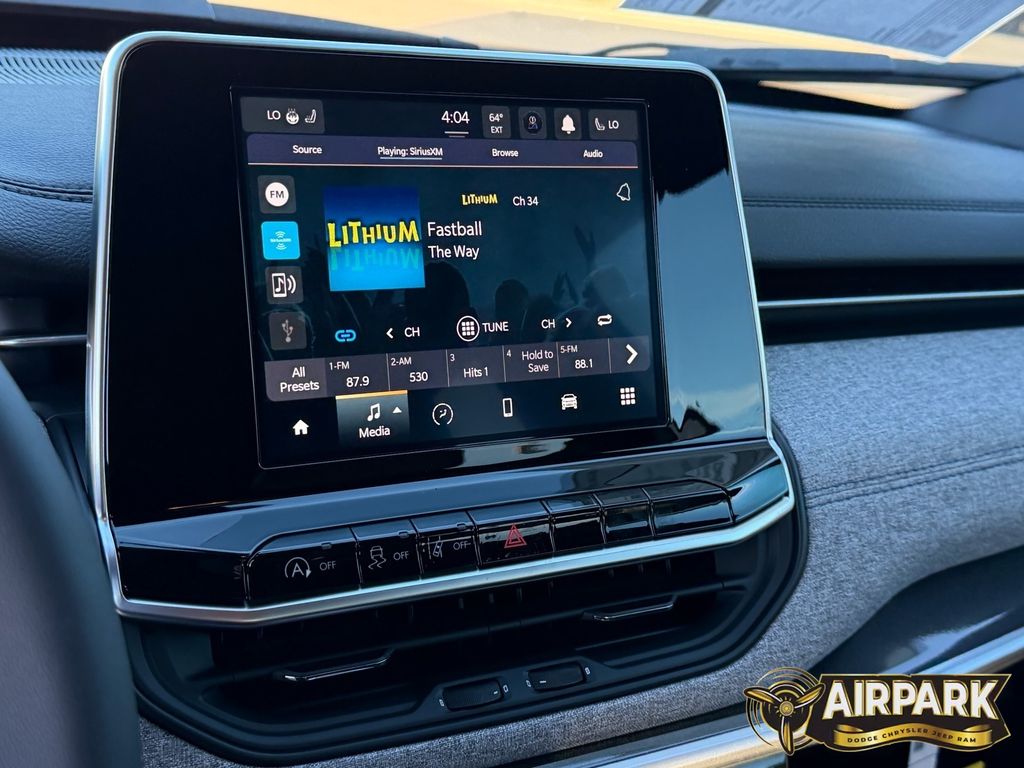 New 2026 Diamond Black Crystal Pearlcoat Jeep Latitude image 22