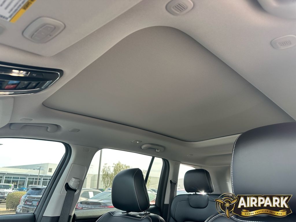 New 2023 Rocky Mountain Pearlcoat Jeep Base image 18