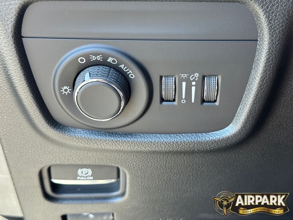 New 2026 Diamond Black Crystal Pearlcoat Jeep Laredo image 29