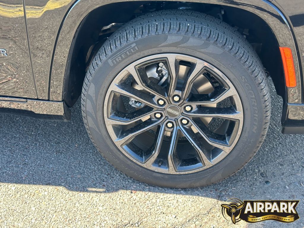 New 2024 Diamond Black Crystal Pearlcoat Jeep Series II image 10