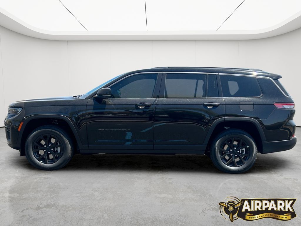 New 2026 Diamond Black Crystal Pearlcoat Jeep Laredo image 7