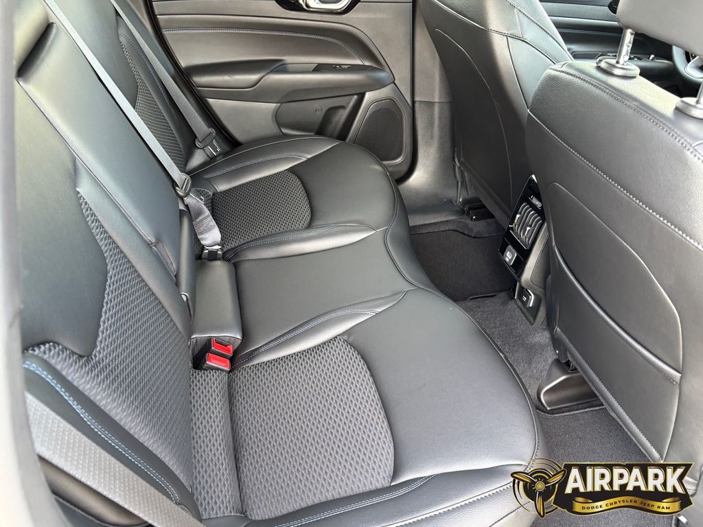 New 2026 Diamond Black Crystal Pearlcoat Jeep Latitude image 13