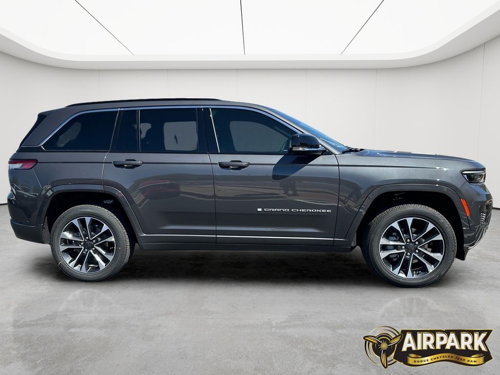 New 2025 Baltic Gray Jeep Overland image 3