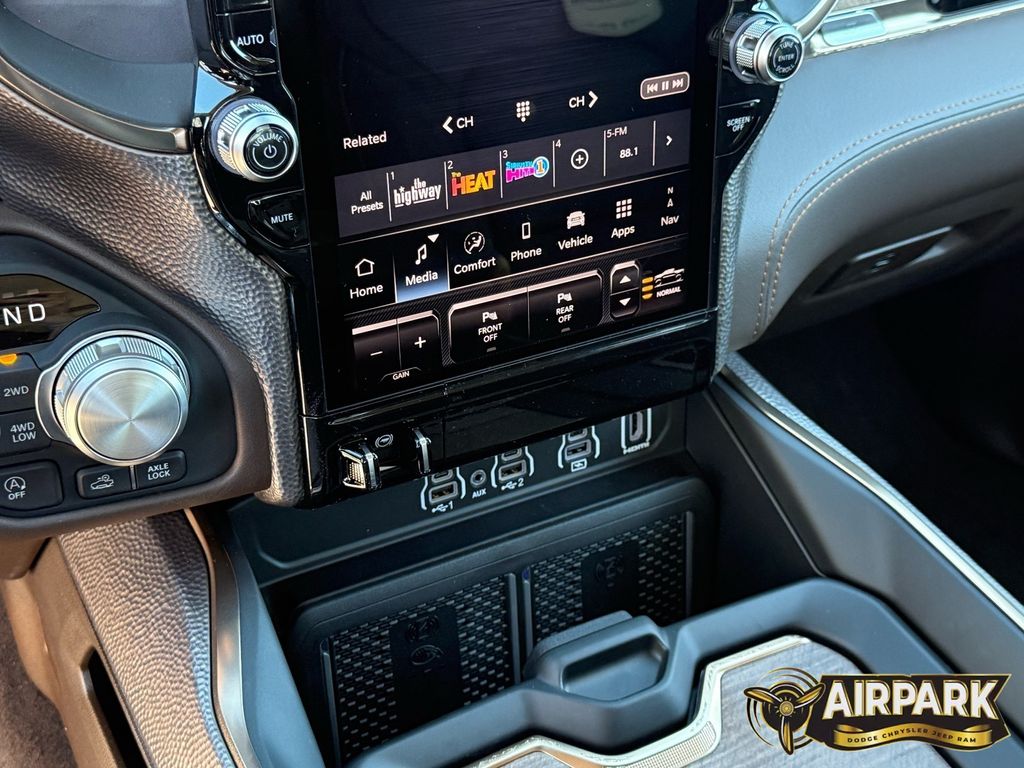 New 2026 Diamond Black Crystal Pearlcoat Ram Limited image 22