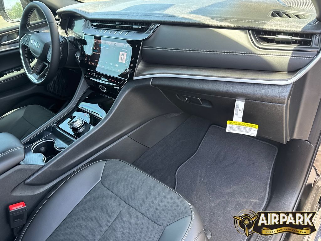 New 2026 Diamond Black Crystal Pearlcoat Jeep Laredo image 9