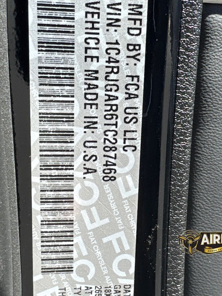 New 2026 Diamond Black Crystal Pearlcoat Jeep Laredo image 32