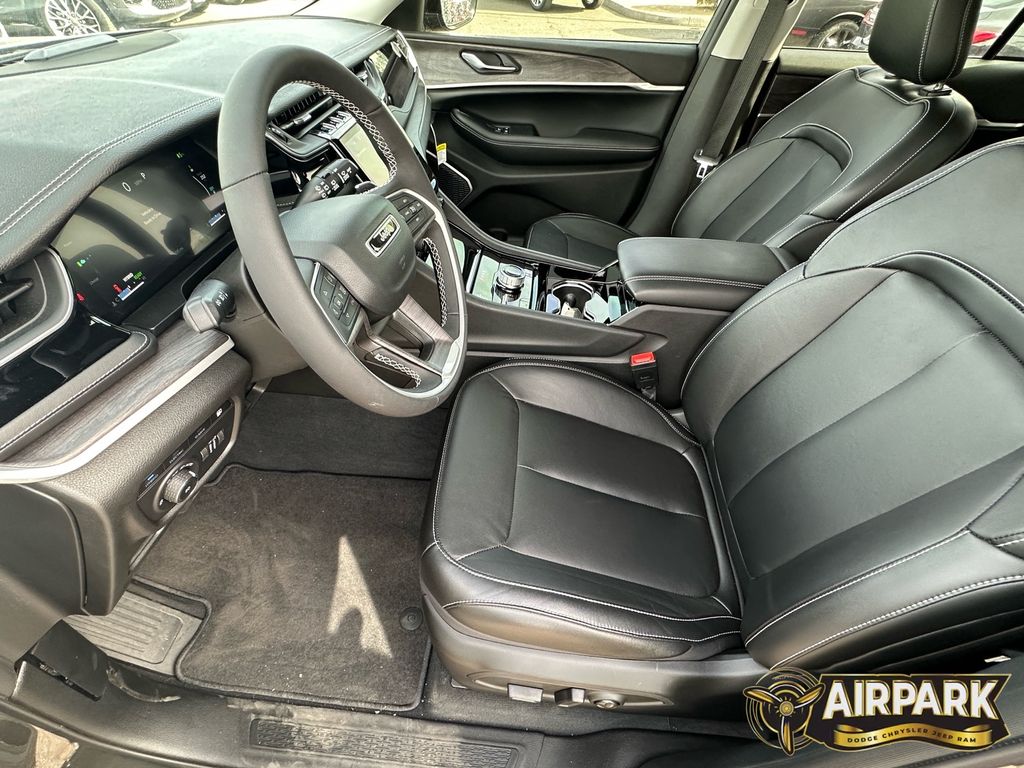 New 2023 Rocky Mountain Pearlcoat Jeep Base image 15