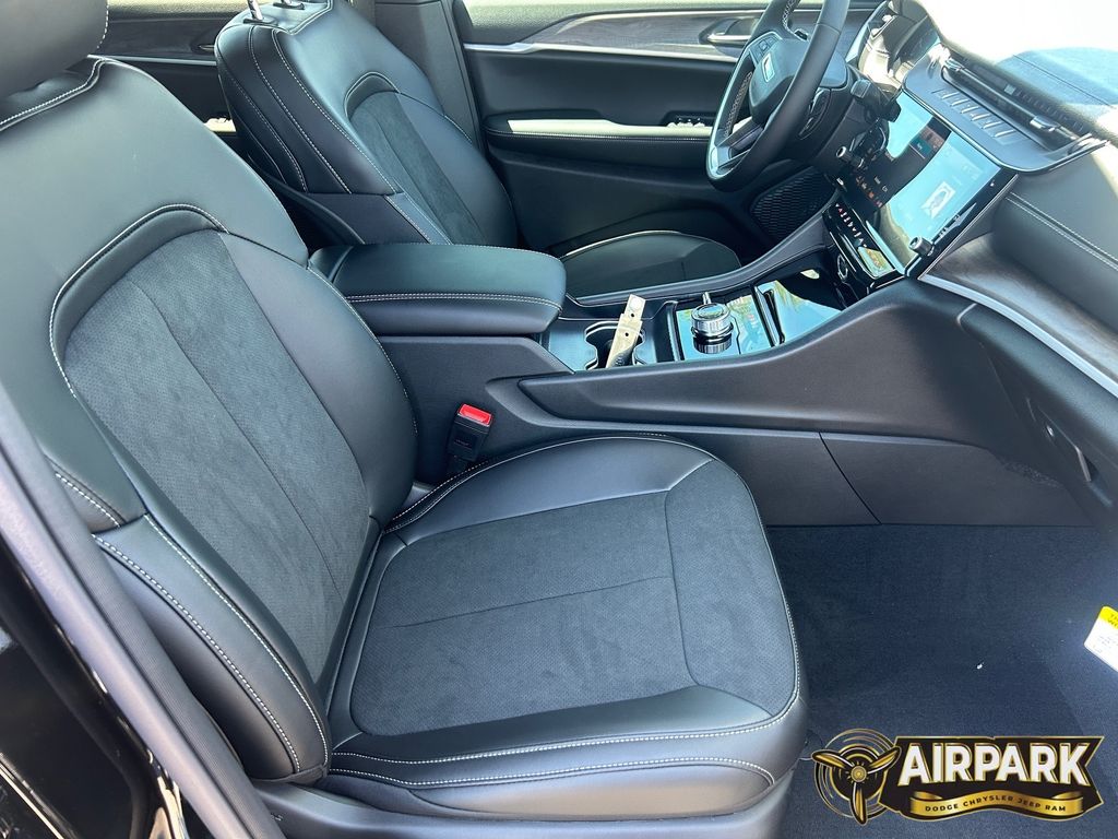 New 2026 Diamond Black Crystal Pearlcoat Jeep Laredo image 11