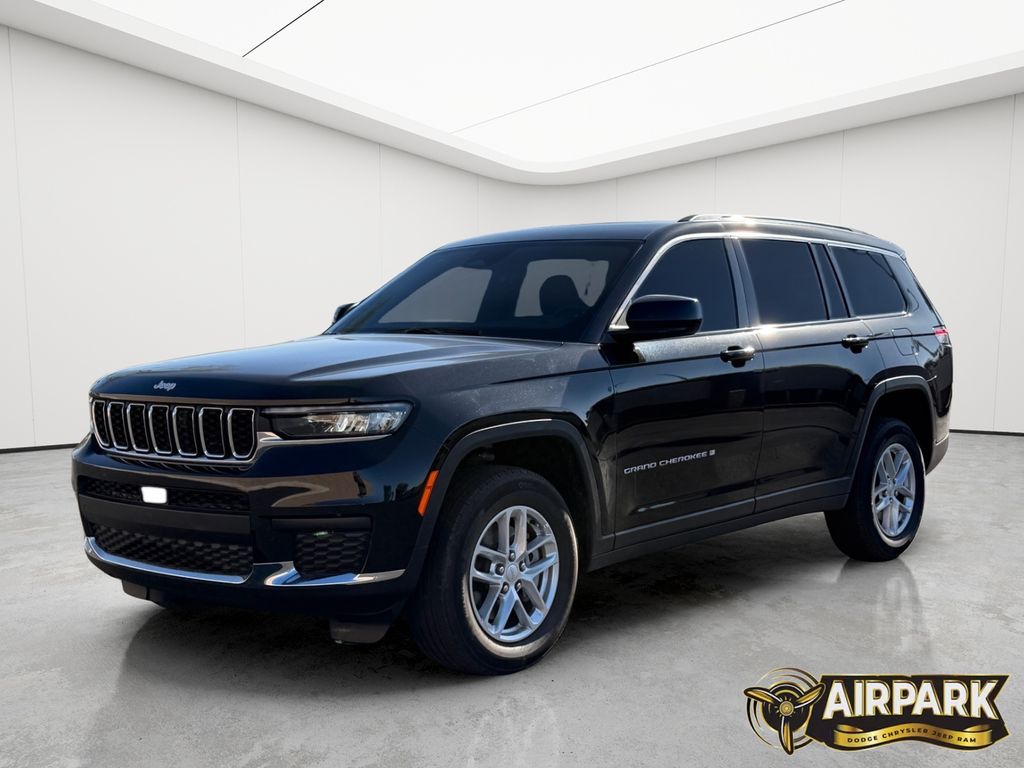 New 2025 Diamond Black Crystal Pearlcoat Jeep Laredo image 9